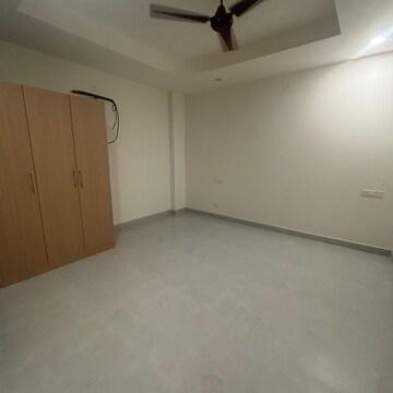 Room in 3 BHK Builder Floor at Palam Vihar – for Rent