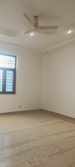 Room in 6+ BHK Villa at Sector 51 – for Rent