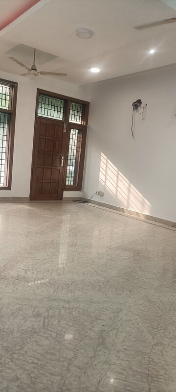 Room in 6+ BHK Villa at Sector 51 – for Rent