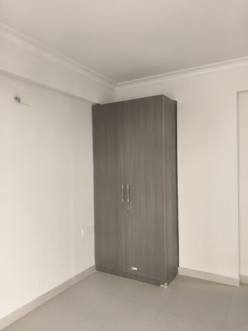 Room in 3 BHK Apartment at Pareena The Elite Residences, Sector 99 – for Rent