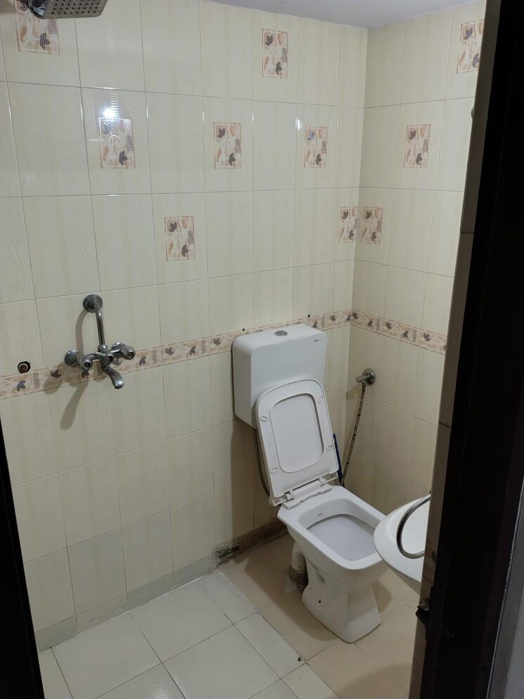 Bathroom, chattarpur 3 Bedroom 1210 Sq.Ft. Builder Floor In Chattarpur Delhi 9463022