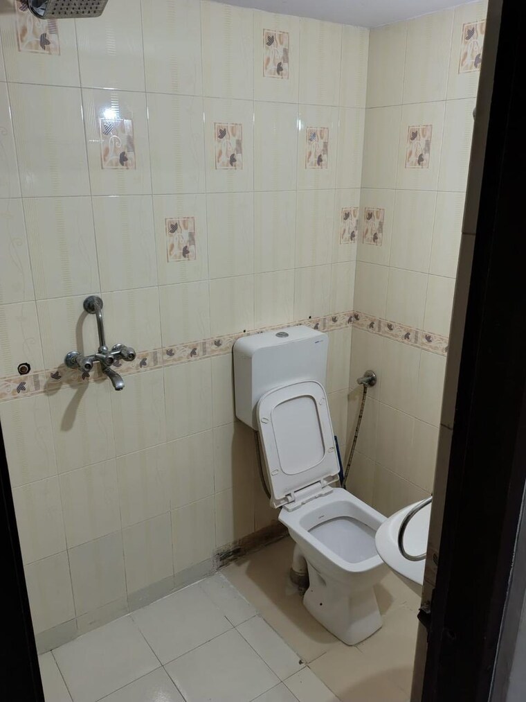Bathroom, chattarpur 3 Bedroom 1210 Sq.Ft. Builder Floor In Chattarpur Delhi 9463022