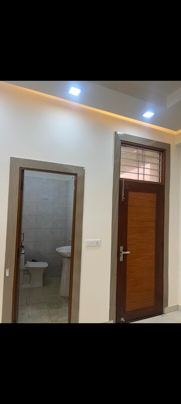 Room in 1 BHK Builder Floor at Shiv Ganga Apartments Vasundhara, Vasundhara Sector 4 – for Sale