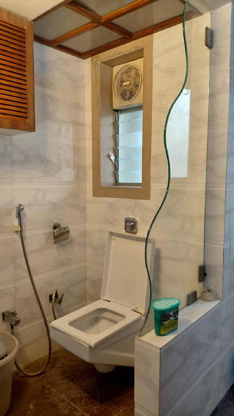 Bathroom, bandra west 2 Bedroom 700 Sq.Ft. Apartment In Bandra West Mumbai 9463111