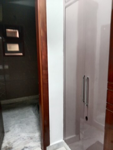 Building Lobby in 3 BHK Builder Floor at Sector 18 – for Rent