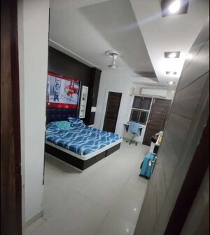 Bedroom in 2 BHK Apartment at Hazratganj – for Rent