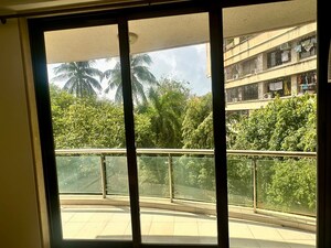 Room in 3 BHK Apartment at Bandra West – for Rent