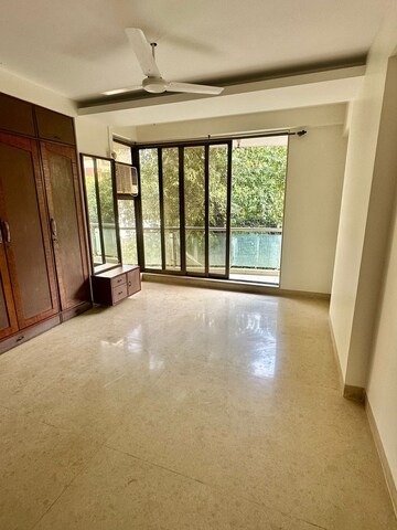 Room in 3 BHK Apartment at Bandra West – for Rent