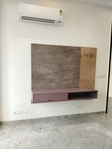 Room in 3 BHK Apartment at Saket – for Rent