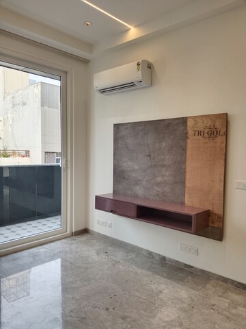 Room in 3 BHK Apartment at Saket – for Rent