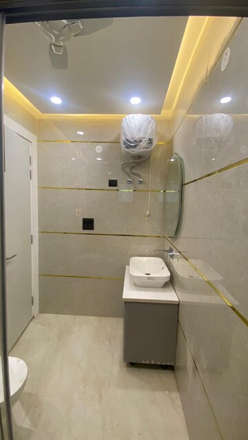 Bathroom in 3 BHK Builder Floor at BPTP District Phase 2, Sector 84 – for Sale