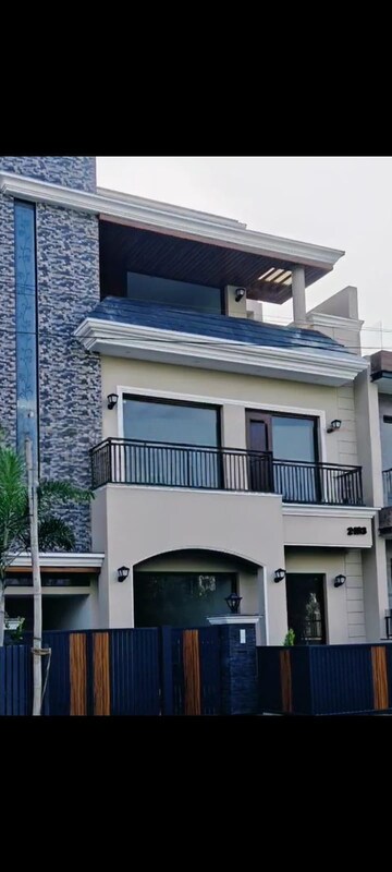 6+ BHK Independent House For Sale in Sector 89