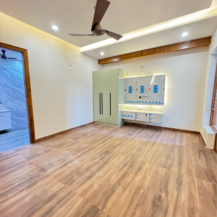 Room, sector 21c 4 Bedroom 500 Sq.Yd. Builder Floor In Sector 21c Faridabad 9463407