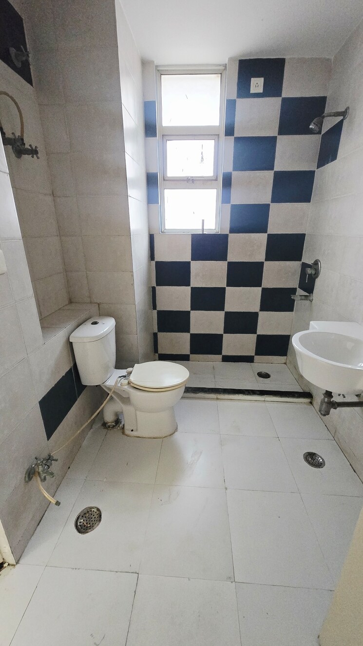 Bathroom, eldeco-green-meadows 2.5 Bedroom 1515 Sq.Ft. Apartment In Pi Greater Noida Greater Noida 9463445