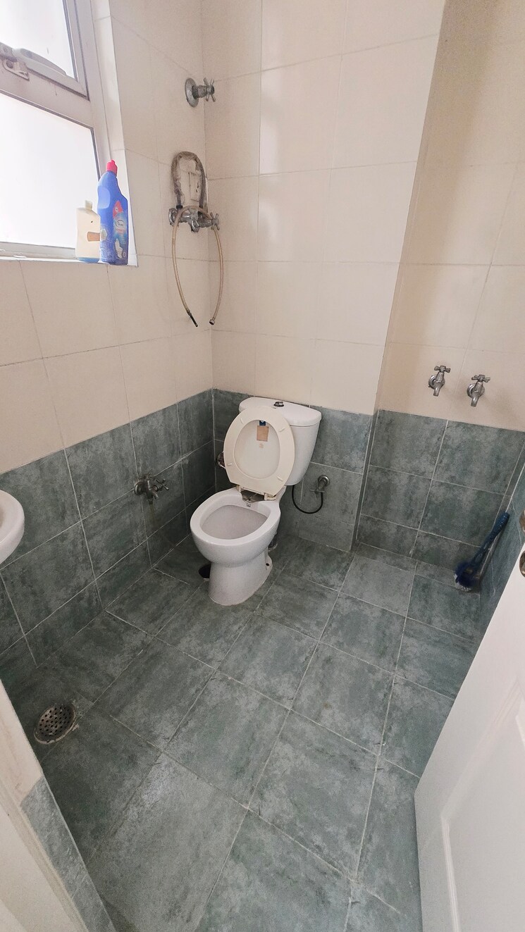 Bathroom, eldeco-green-meadows 2.5 Bedroom 1515 Sq.Ft. Apartment In Pi Greater Noida Greater Noida 9463445