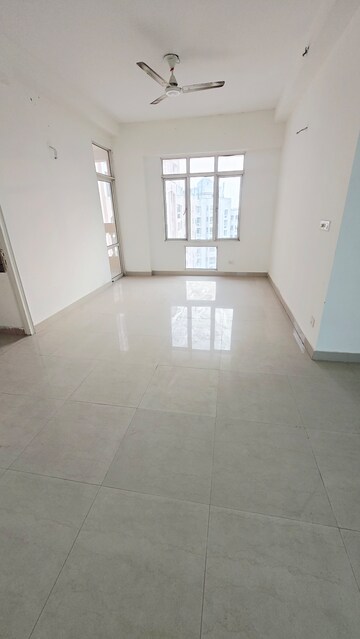 Room in 2.5 BHK Apartment at Eldeco Green Meadows, Pi Greater Noida – for Sale