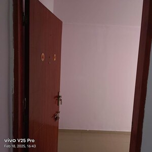 Room in 3 BHK Apartment at Tanvi Eminence Phase II, Mira Road – for Rent