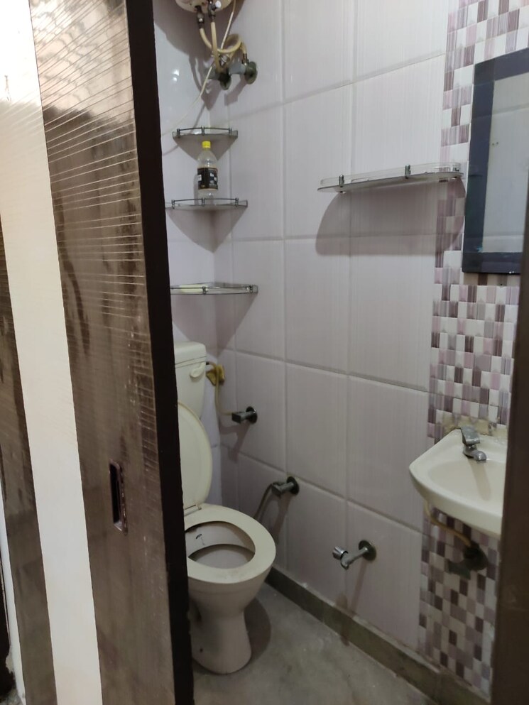 Bathroom, rohini sector 8 2 Bedroom 550 Sq.Ft. Builder Floor In Rohini Sector 8 Delhi 9463457