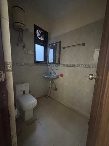 Master Bedroom in 3 BHK Builder Floor at Safdarjung Enclave – for Rent