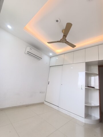 Room in 3 BHK Apartment at Omaxe Lake, North Mullanpur – for Rent