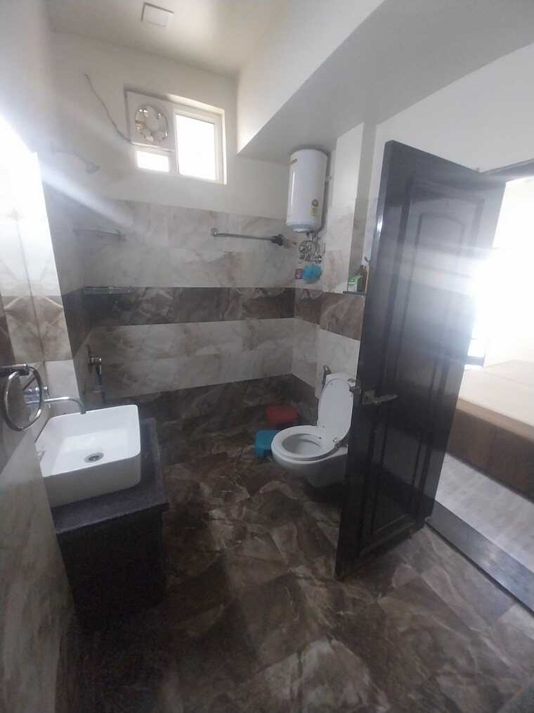 Bathroom, chattarpur 3 Bedroom 133 Sq.Yd. Builder Floor In Chattarpur Delhi 9463568