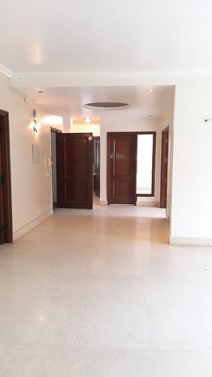 Room in 4 BHK Apartment at Greater Kailash ii – for Rent
