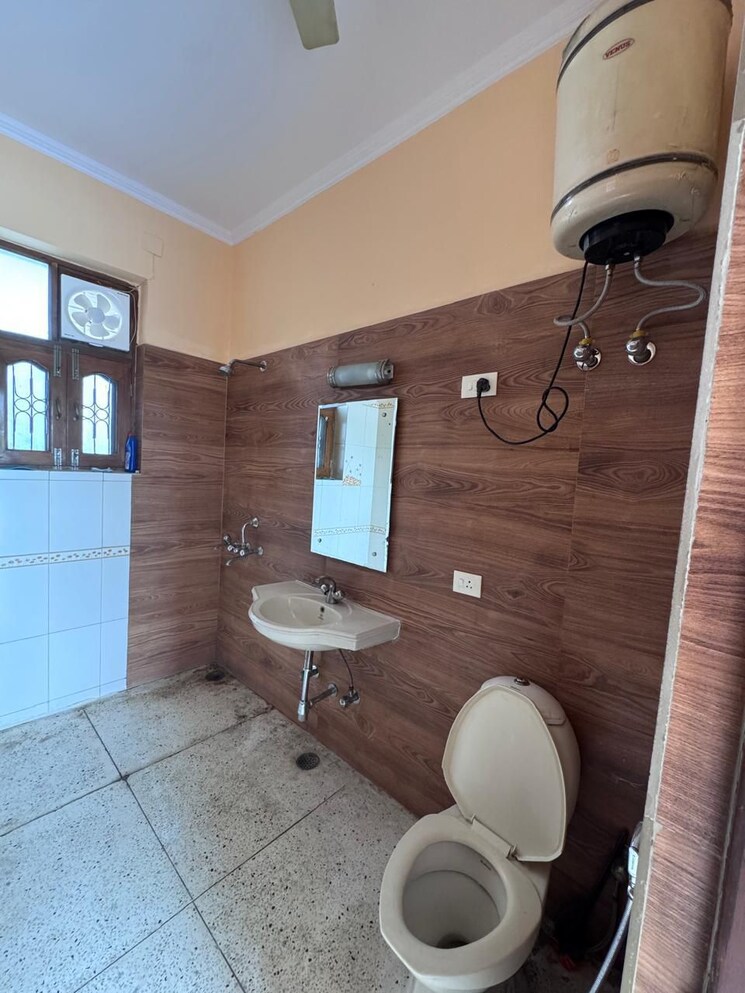 Bathroom, palam-vihar-residents-association 2 Bedroom 1250 Sq.Ft. Builder Floor In Palam Vihar Gurgaon 9463640