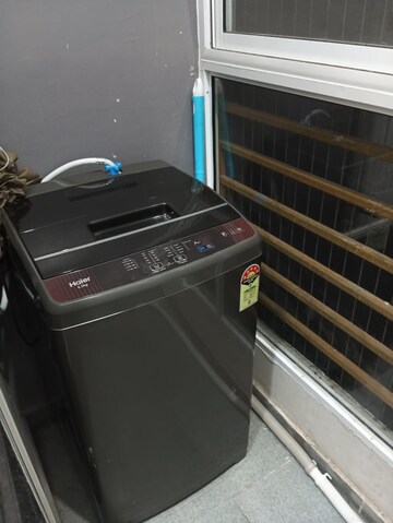 Furnished Amenities in 1.5 BHK Apartment at Sheth Zuri, Laxmi Nagar – for Rent