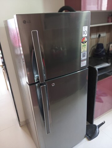 Furnished Amenities in 1.5 BHK Apartment at Sheth Zuri, Laxmi Nagar – for Rent