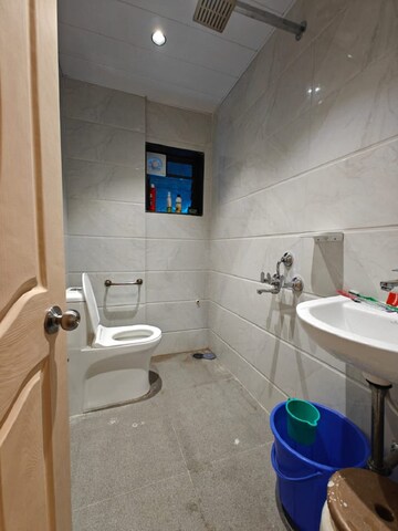 Team Area in 1 BHK Apartment at Bandra West – for Rent