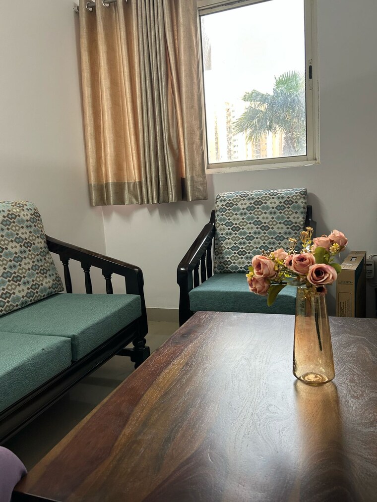 Living Room, paras-tierea 2 Bedroom 925 Sq.Ft. Apartment In Sector 137 Noida 9463772