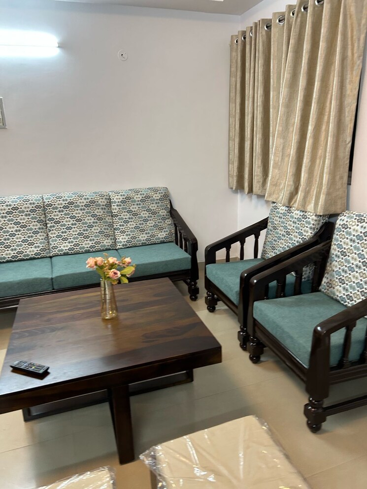 Living Room, paras-tierea 2 Bedroom 925 Sq.Ft. Apartment In Sector 137 Noida 9463772