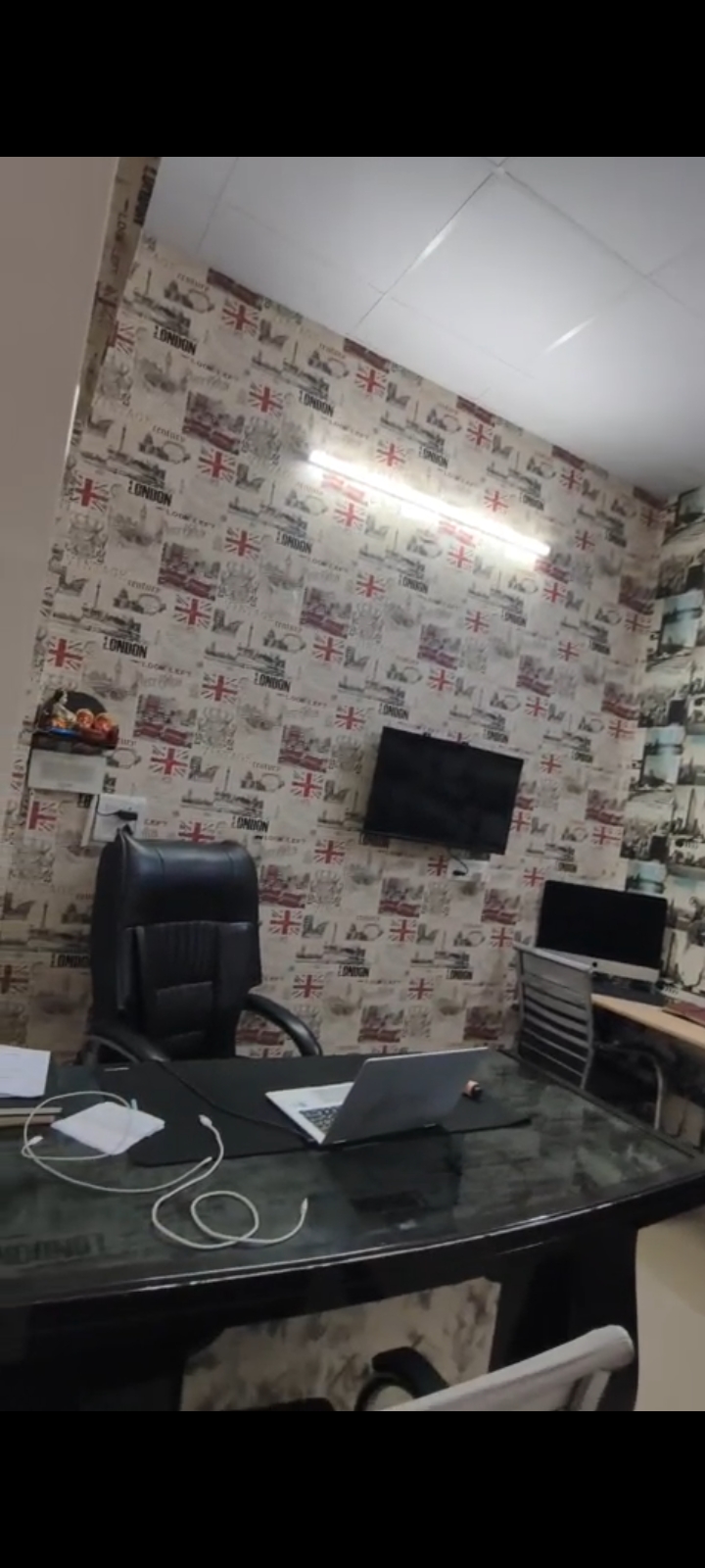 Office Space For Rent in Aarcity Krishna Apra D Mall