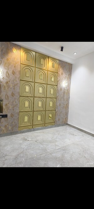 Room in 2 BHK Builder Floor at Pratham Apartments, Niti Khand – for Sale