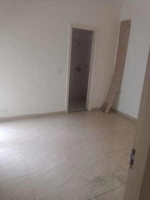 Room in 4 BHK Apartment at Gaur Atulyam, Omicron I Greater Noida – for Rent