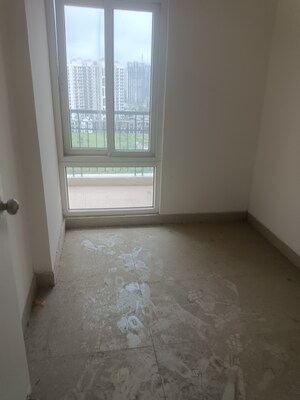 Room in 2 BHK Apartment at Gaur Atulyam, Omicron I Greater Noida – for Rent