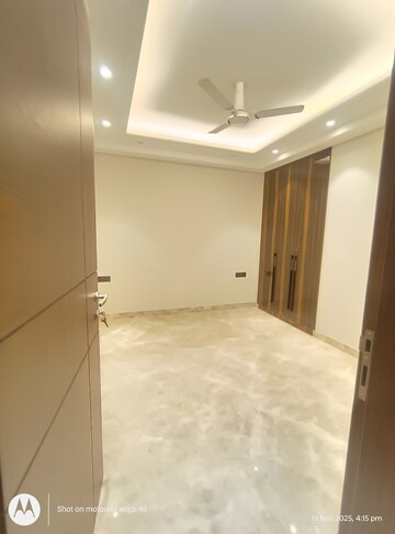 Furnished Amenities in 3 BHK Builder Floor at Panchsheel Enclave – for Sale
