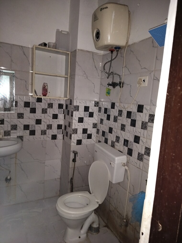Bathroom, golden-nest-apartments-sector-68 1 Bedroom 550 Sq.Ft. Builder Floor In Sector 68 Noida 9464043