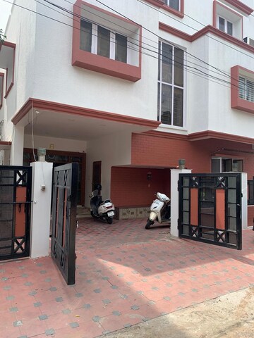 Parking in 6 BHK Independent House at Karkhana – for Sale