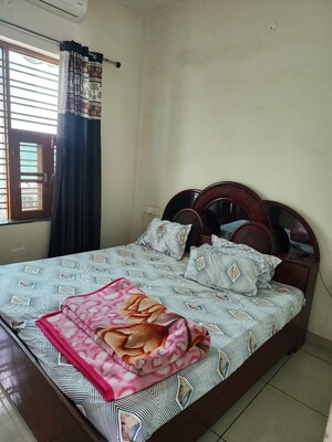 Bedroom in 2 BHK Builder Floor at Sector 14 – for Rent