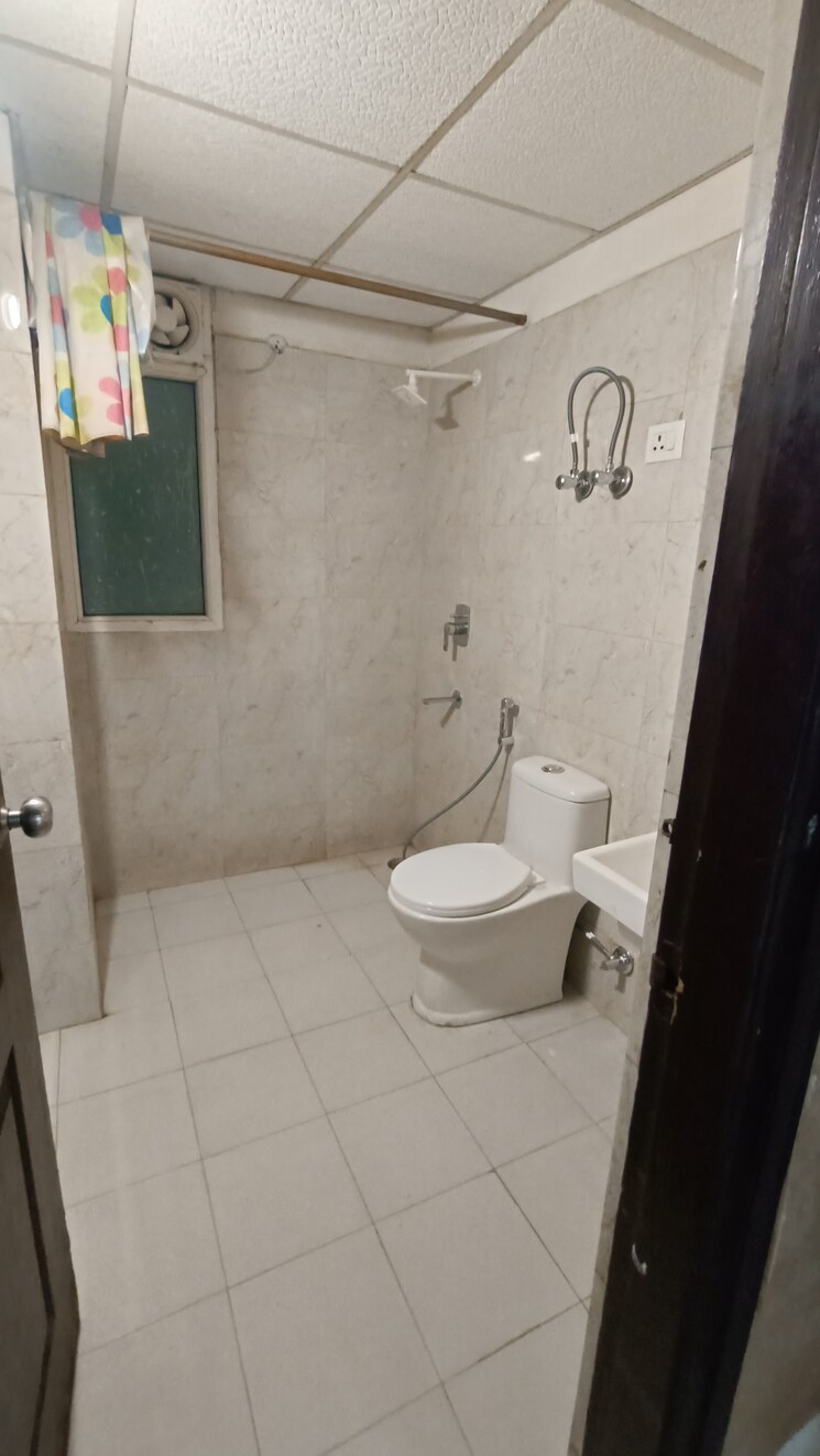 Bathroom, sethi-max-royal 2 Bedroom 1125 Sq.Ft. Apartment In Sector 76 Noida 9464088