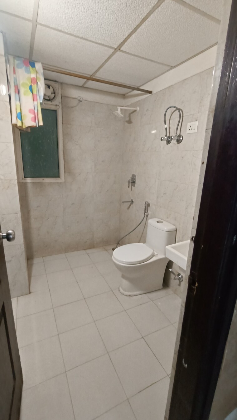 Bathroom, sethi-max-royal 2 Bedroom 1125 Sq.Ft. Apartment In Sector 76 Noida 9464088