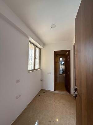 Room in 4 BHK Apartment at Hiranandani Lake Enclave Glendale, Thane West – for Rent