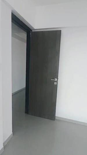 Room in 2 BHK Apartment at Dev Leo Tower, Oshiwara – for Rent