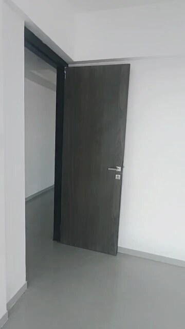 Room in 2 BHK Apartment at Dev Leo Tower, Oshiwara – for Rent