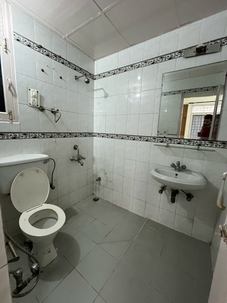 Bathroom, awho-sujjan-vihar 3 Bedroom 1500 Sq.Ft. Apartment In Sector 44 Gurgaon 9464118