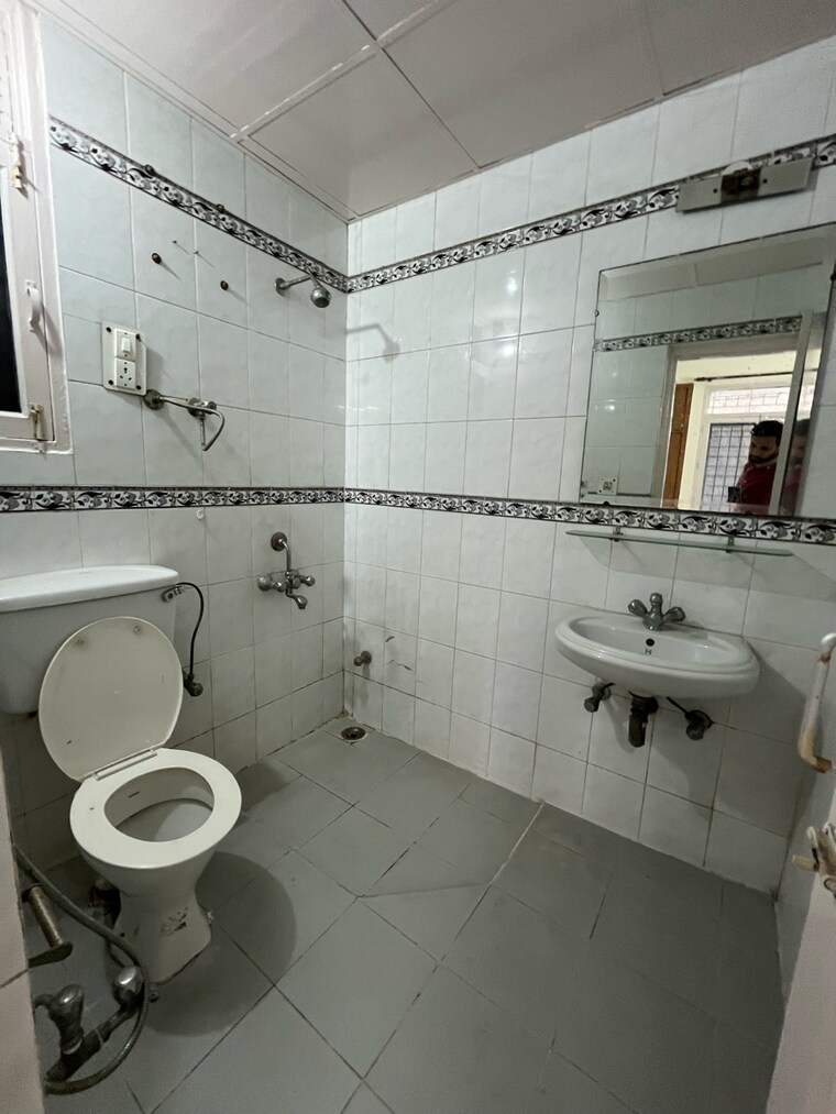 Bathroom, awho-sujjan-vihar 3 Bedroom 1500 Sq.Ft. Apartment In Sector 44 Gurgaon 9464118