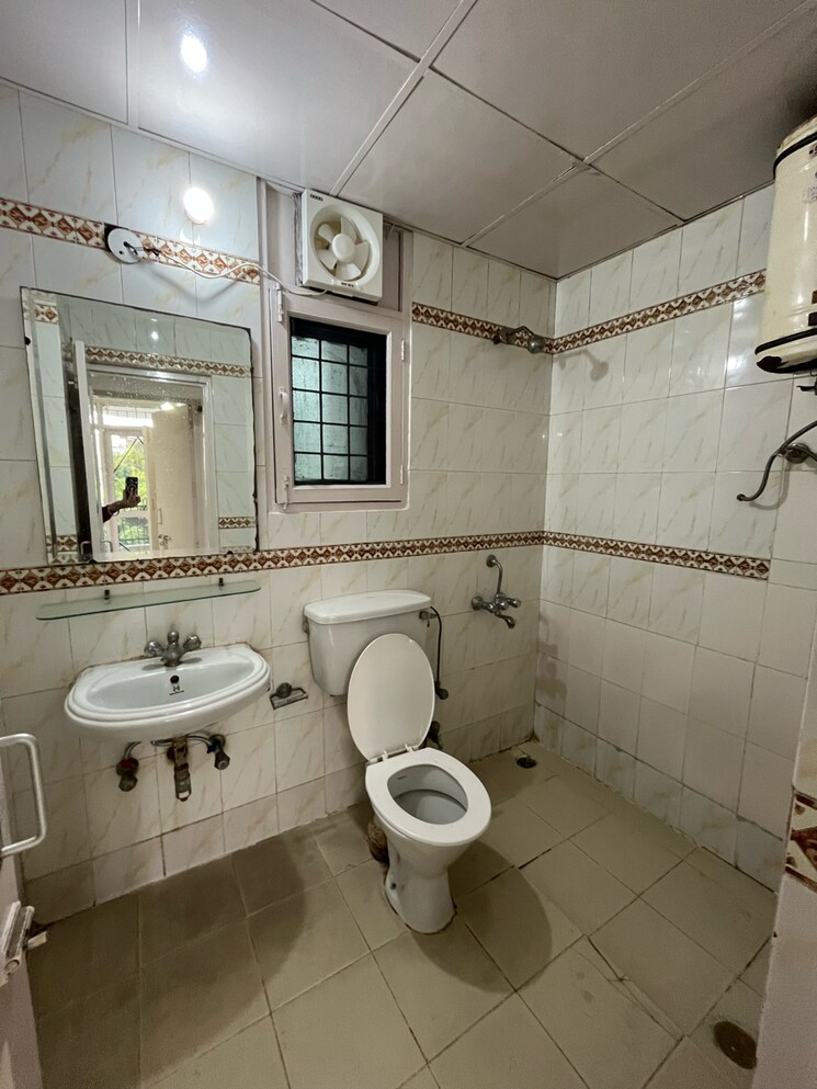 Bathroom, awho-sujjan-vihar 3 Bedroom 1500 Sq.Ft. Apartment In Sector 44 Gurgaon 9464118