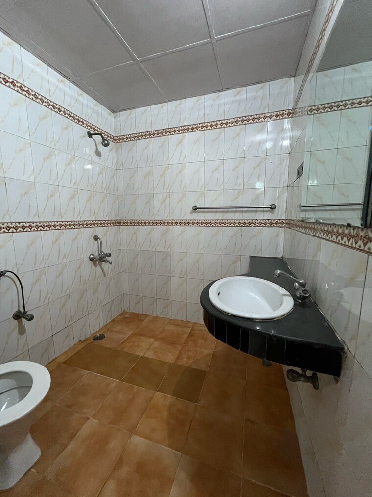 Bathroom, awho-sujjan-vihar 3 Bedroom 1500 Sq.Ft. Apartment In Sector 44 Gurgaon 9464118