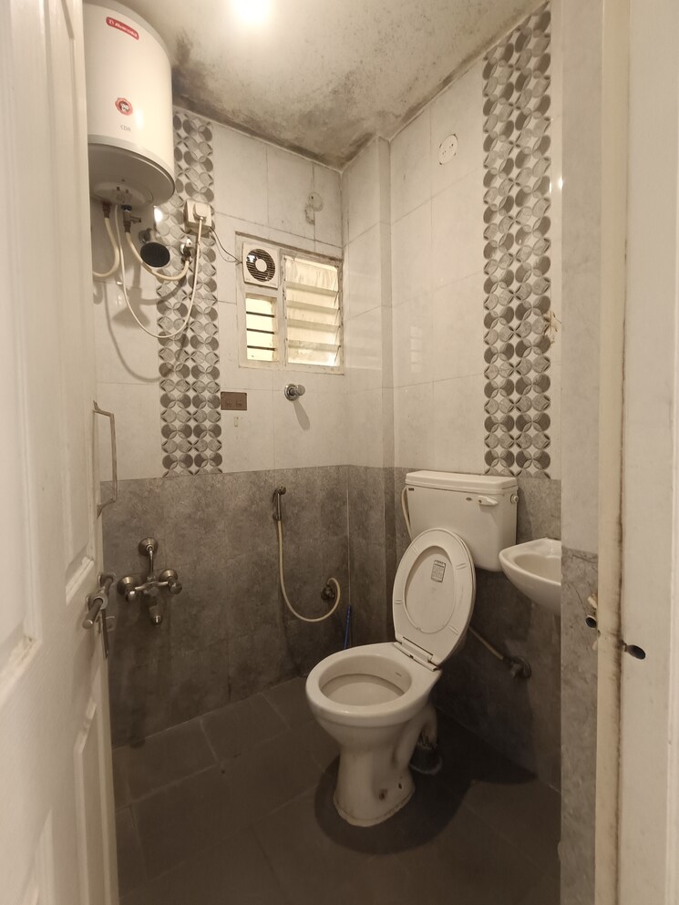 Bathroom, hsr layout 1 Bedroom 600 Sq.Ft. Independent House In Hsr Layout Bangalore 9464151